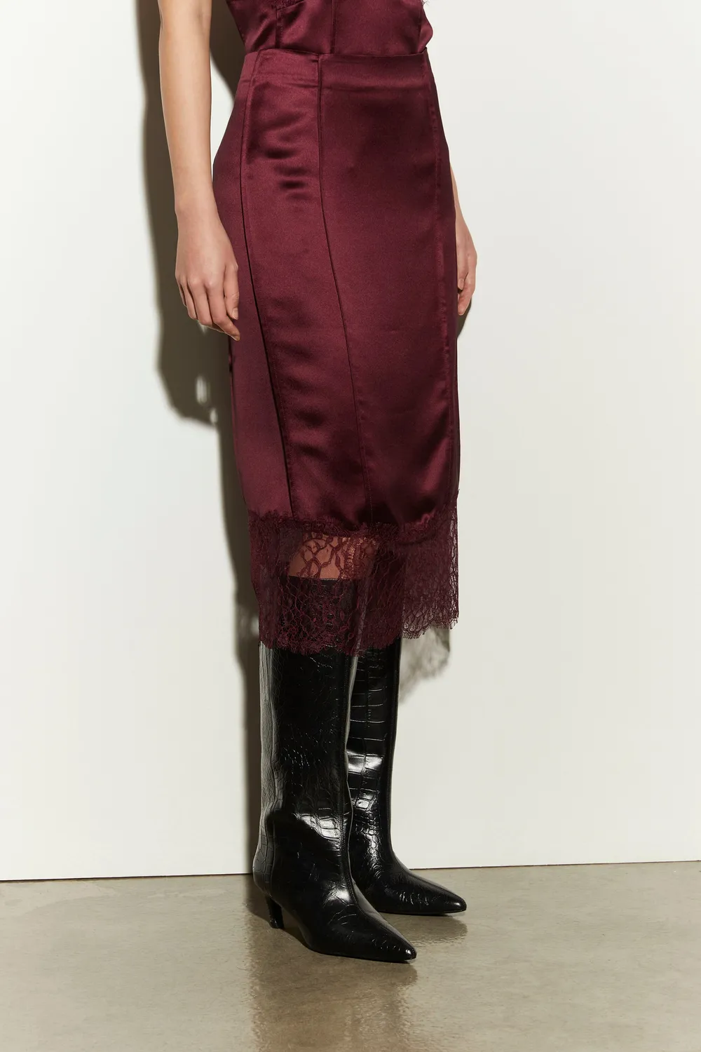 Isabelle Blanche fustă satin midi burgundy cu dantelă