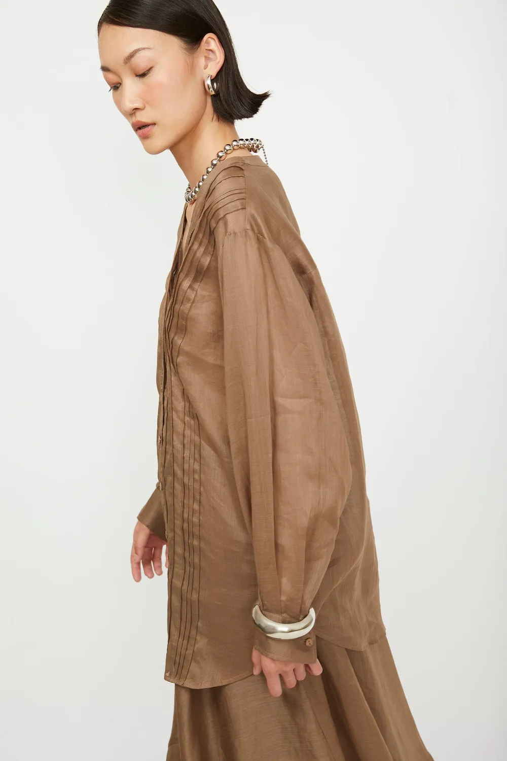 Isabelle Blanche camasa in taupe cu decolteu in V
