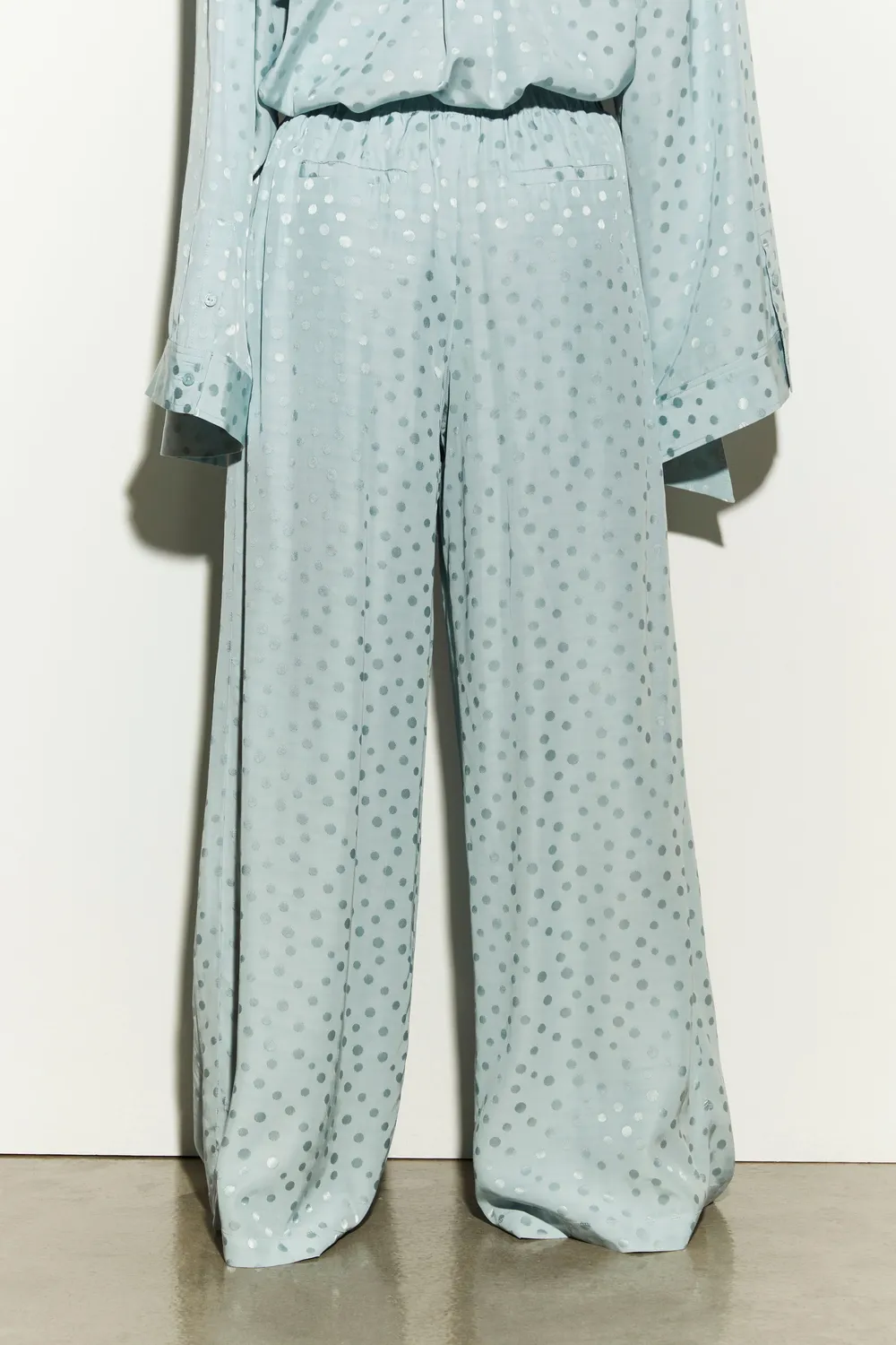 Isabelle Blanche pantaloni gri satin cu buline