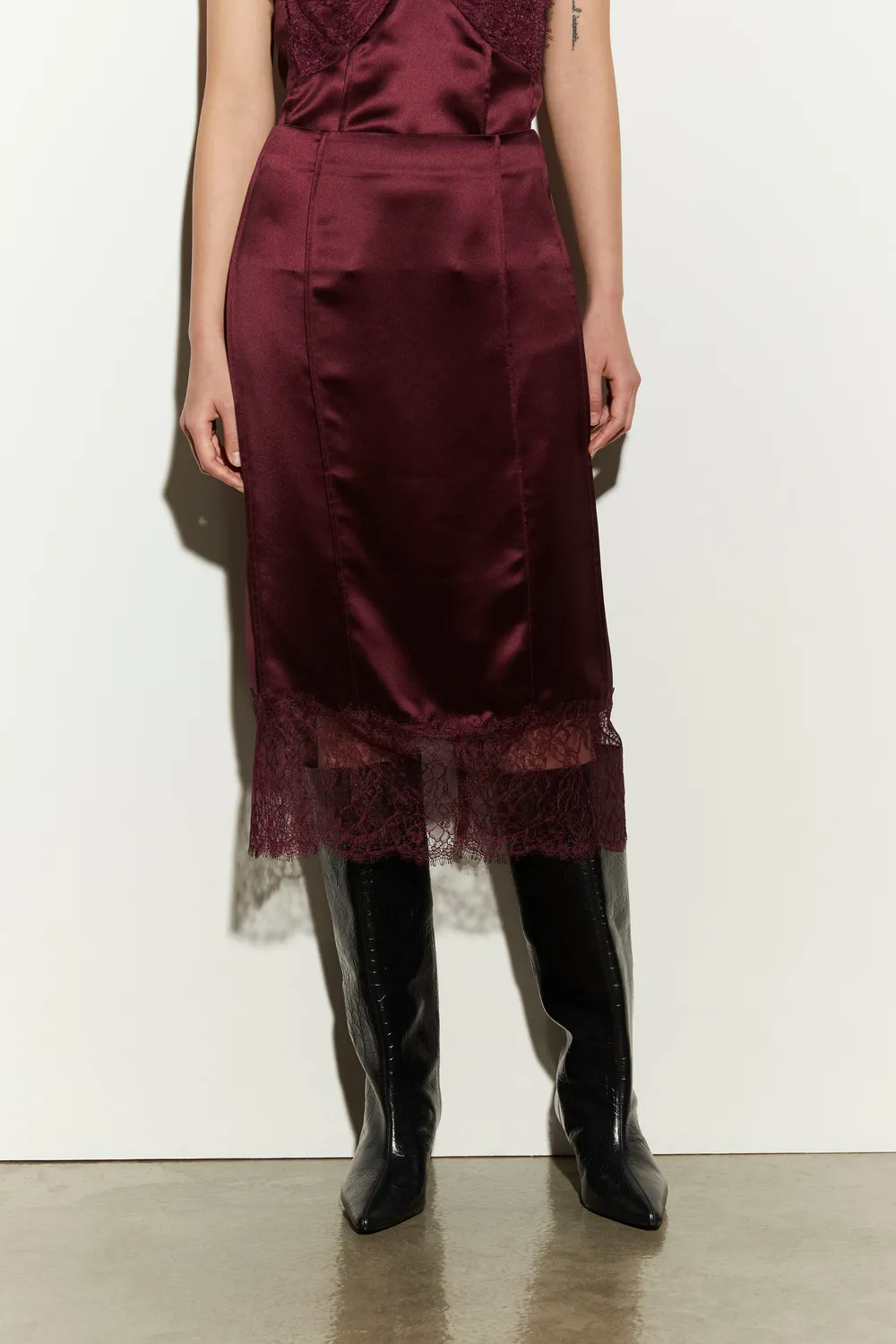 Isabelle Blanche fustă satin midi burgundy cu dantelă