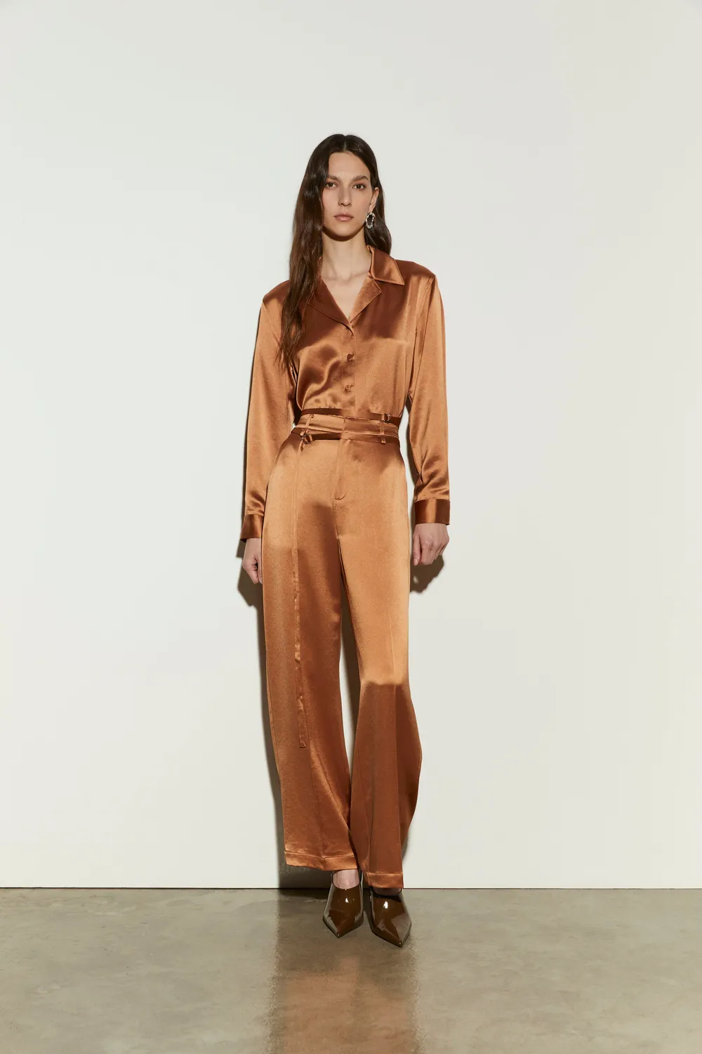 Isabelle Blanche pantaloni satin maro cu cordon talie