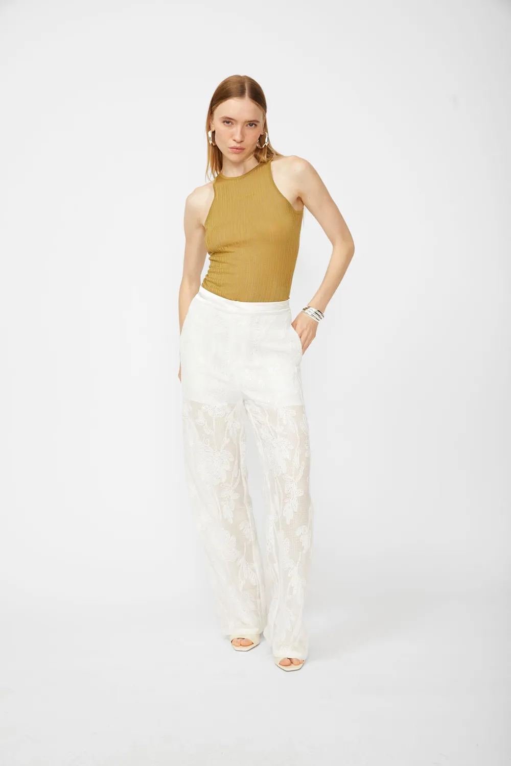 Isabelle Blanche pantaloni albi broderie flori paiete