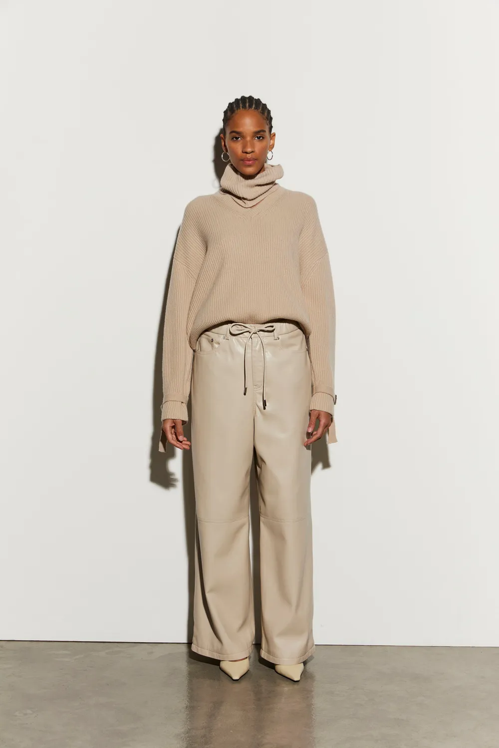 Isabelle Blanche pantaloni piele ecologica ciment