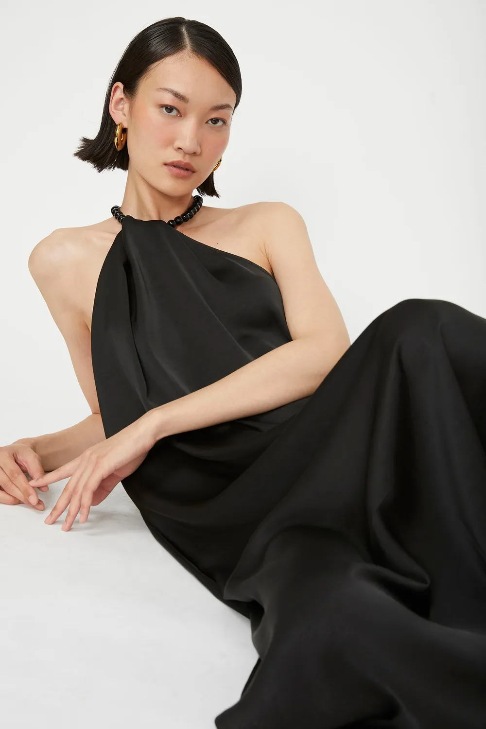 Isabelle Blanche rochie neagra satin lunga cu perle