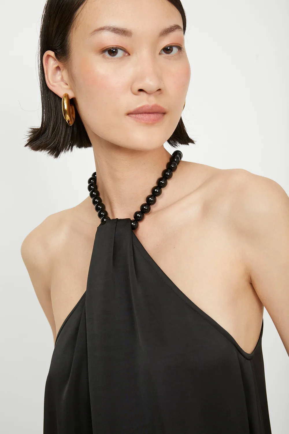 Isabelle Blanche rochie neagra satin lunga cu perle