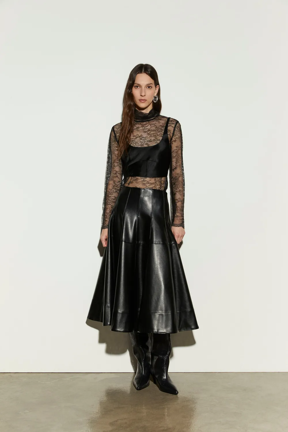 Isabelle Blanche fusta midi neagra piele ecologica evazata