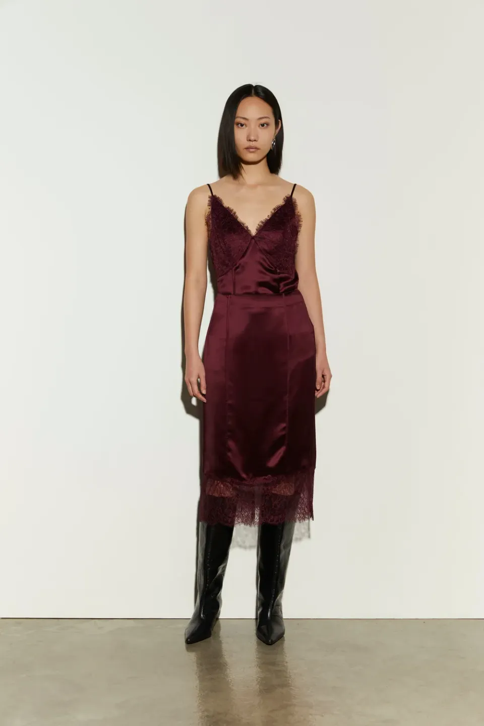 Isabelle Blanche fustă satin midi burgundy cu dantelă