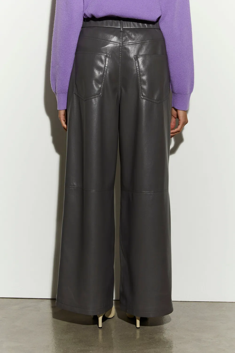 Isabelle Blanche pantaloni piele ecologica ciment