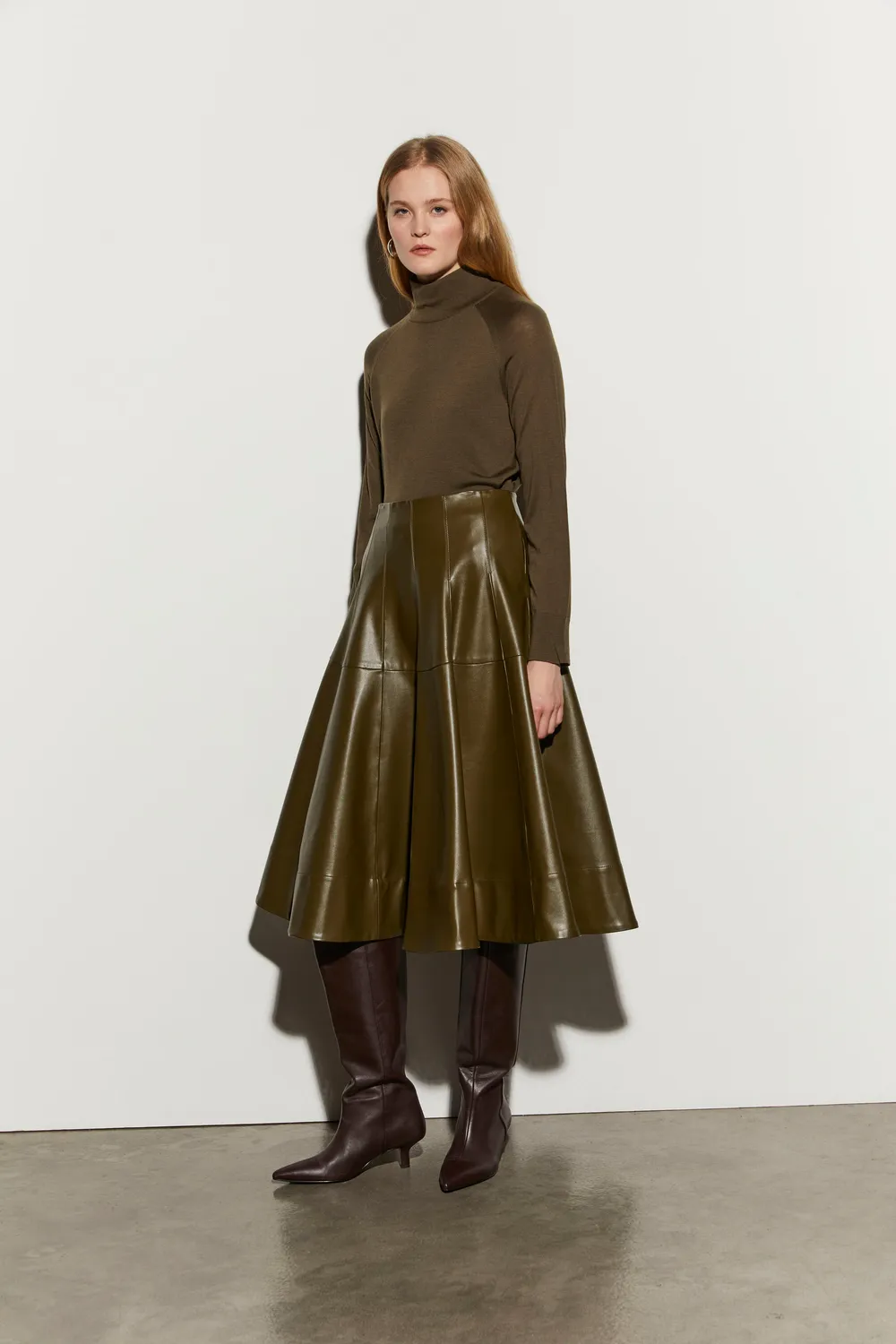 Isabelle Blanche fusta midi neagra piele ecologica evazata