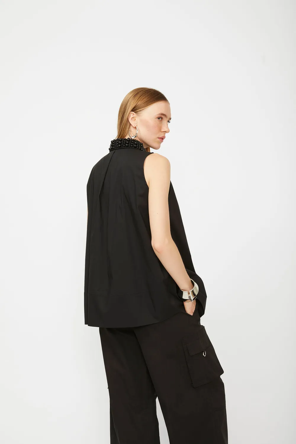 Isabelle Blanche camasa neagra fara maneci cu guler perle