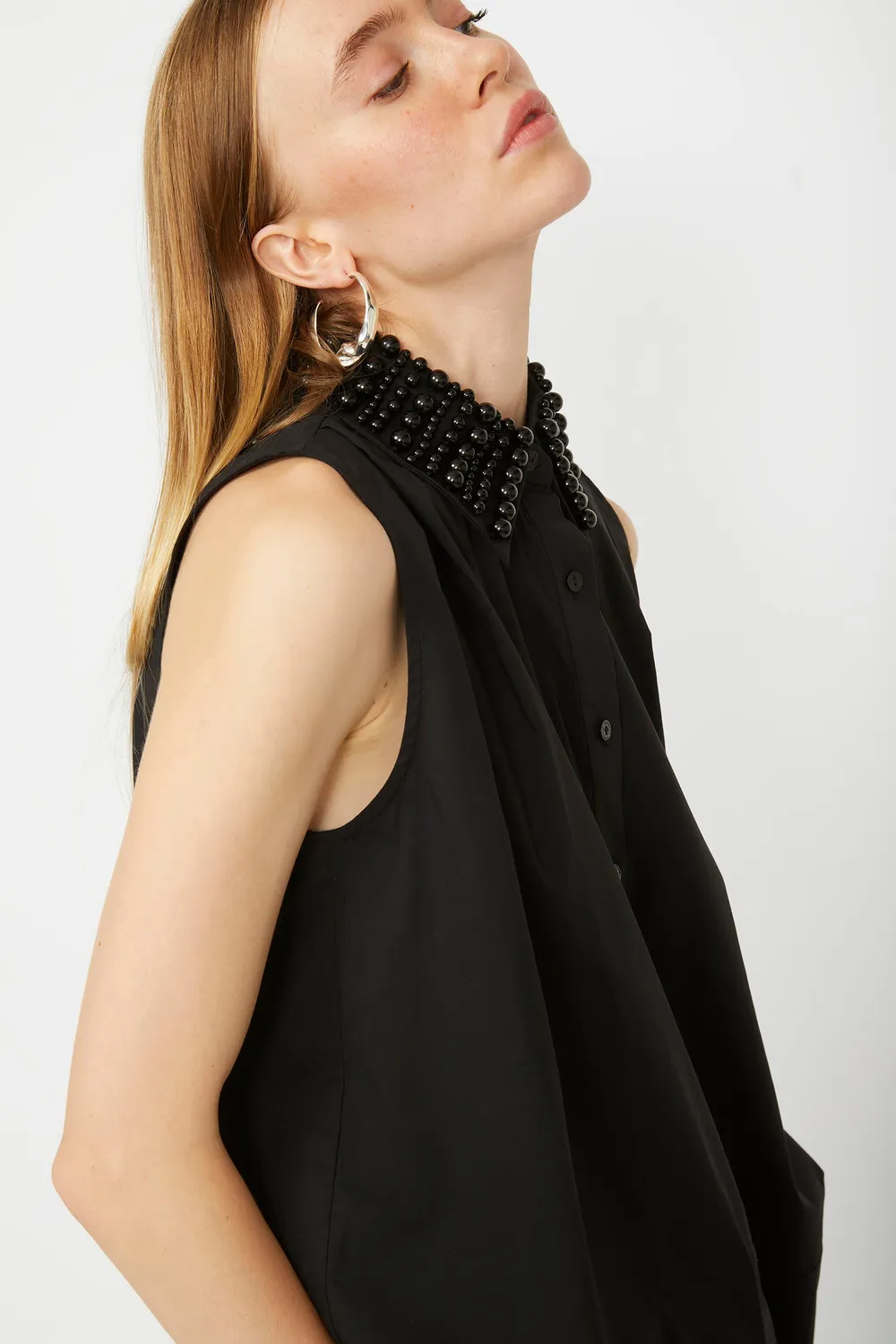 Isabelle Blanche camasa neagra fara maneci cu guler perle