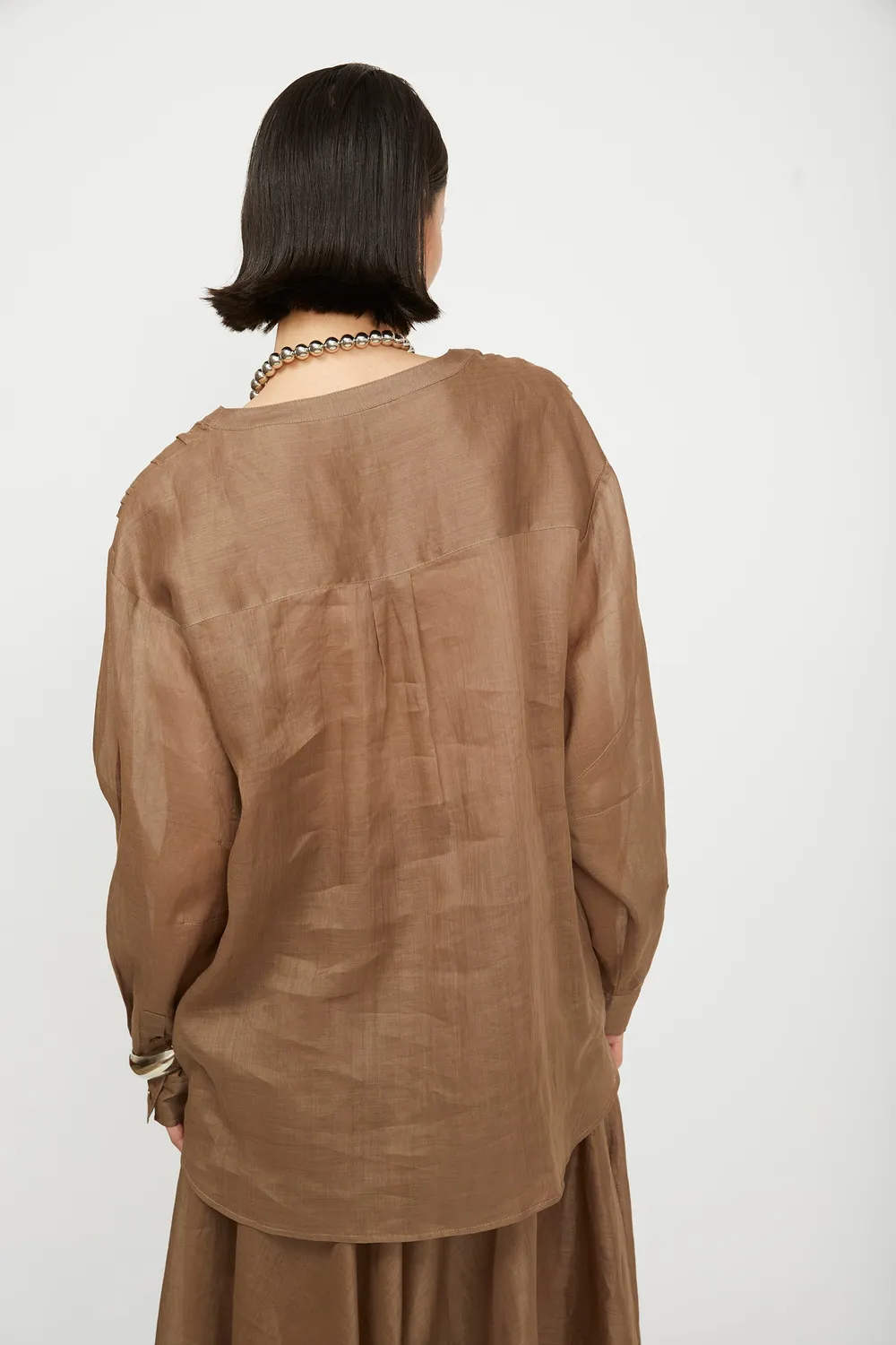 Isabelle Blanche camasa in taupe cu decolteu in V