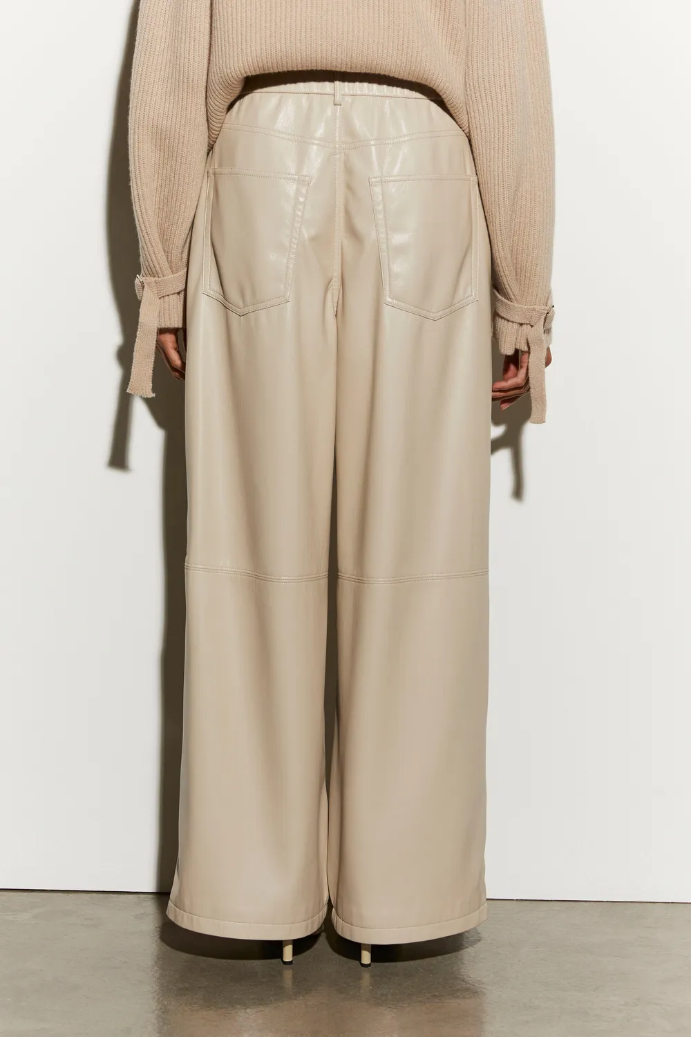 Isabelle Blanche pantaloni piele ecologica ciment
